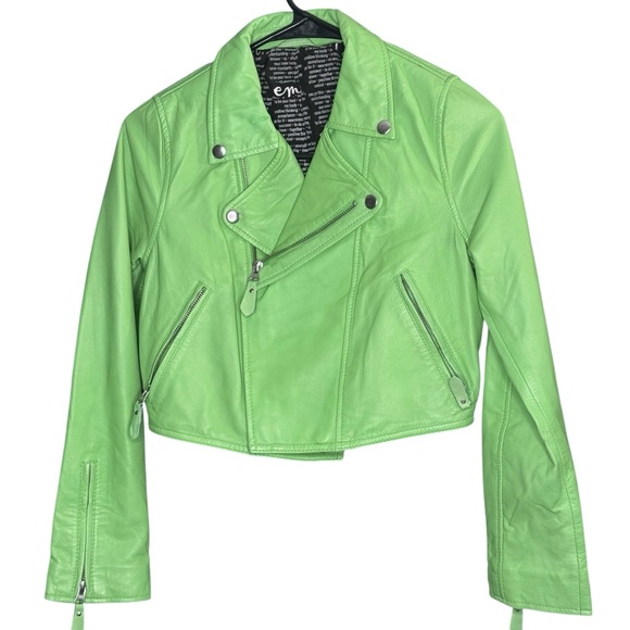 Meet your Posher, Lisa! 🥰❤️💕 - Picture 2 of 15